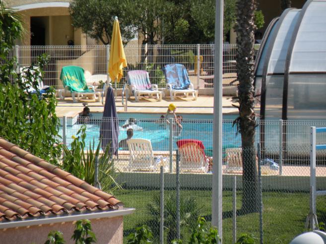 piscine semi couverte d'une résidence
